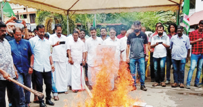 മരടിൽ ഫ്ളാറ്റുടമകളുടെ സമരം ശക്തമായി