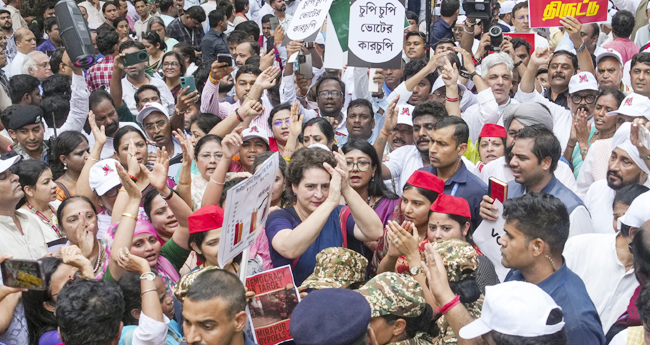 ‘വോ​​​ട്ട് കൊ​​​ള്ള’യ്ക്കെ​​​തി​​​രേ​​​ പ്ര​​​തി​​​പ​​​ക്ഷ മാ​​​ർ​​​ച്ച്