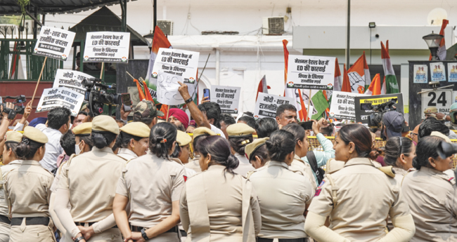 ഇഡി കുറ്റപത്രത്തിൽ പ്രതിഷേധം; മാർച്ച് നടത്തിയ കോണ്‍ഗ്രസ്  നേതാക്കളെ കസ്റ്റഡിയിലെടുത്തു