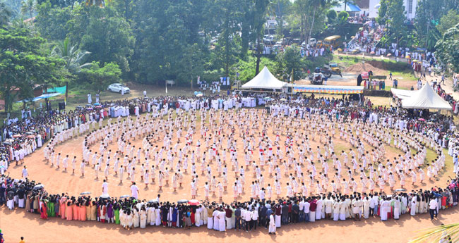 700 യു​വ​തീ യു​വാ​ക്ക​ൾ അ​ണി​ചേ​ർ​ന്നു;  മനംകവർന്നു മെ​ഗാ മാ​ർ​ഗം​ക​ളി