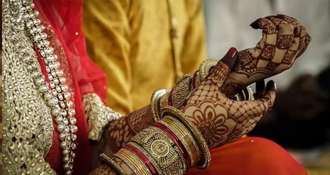 വി​വാ​ഹ ച​ട​ങ്ങു​ക​ൾ​ക്കി​ടെ സ്വ​ർ​ണ​വും പ​ണ​വു​മാ​യി ന​വ​വ​ധു മു​ങ്ങി; മ​നം​നൊ​ന്ത് വ​ര​ൻ