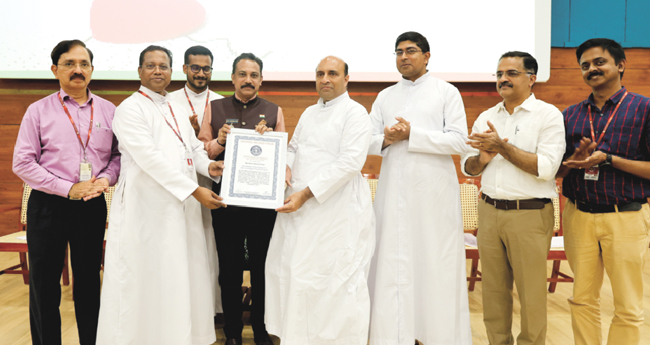 മാര്‍ സ്ലീവാ മെഡിസിറ്റിക്ക് യൂണിവേഴ്‌സല്‍  വേള്‍ഡ് റിക്കാര്‍ഡ് ഫോറത്തിന്‍റെ ആദരവ്