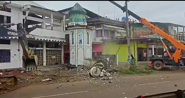 വെ​ള്ള​ക്കെ​ട്ട് പ​രി​ഹ​രി​ക്കു​ന്ന​തി​നാ​യി  മ​സ്ജി​ദ് പൊ​ളി​ച്ചു​മാ​റ്റി