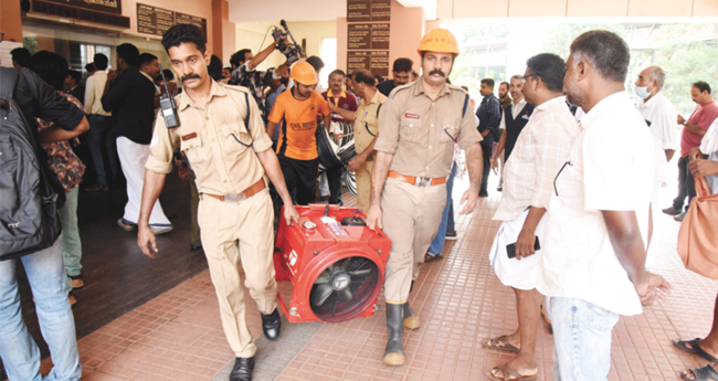 കോ​​​ഴി​​​ക്കോ​​​ട് മെ​​​ഡി​​​ക്ക​​​ല്‍ കോ​​​ള​​​ജില്‍ ഗു​രു​ത​ര വീ​ഴ്ച​; അ​ത്യാ​ഹി​ത വി​ഭാ​ഗ​ത്തി​ല്‍ വീ​ണ്ടും പു​ക