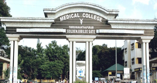 മെ​ഡി​ക്ക​ല്‍ കോ​ള​ജ് ഡോ​ക്ട​ര്‍​മാ​ര്‍  സ​മ​ര​ത്തി​ലേ​ക്ക്
