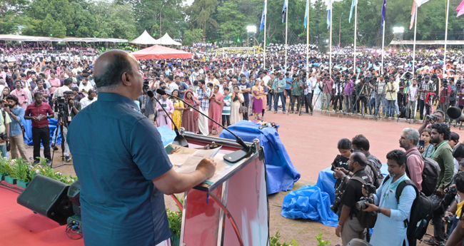 സ്‌​കൂ​ള്‍ കാ​യി​ക​മേ​ള​യ്ക്ക് പ്രൗ​ഢോ​ജ്വ​ല തു​ട​ക്കം