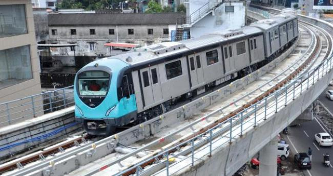 ട്രാ​ക്കി​ല്‍ ടാ​ര്‍​പോ​ളി​ന്‍ ; മെ​ട്രോസ​ര്‍​വീ​സു​ക​ള്‍  15 മി​നി‌‌റ്റ്  വൈ​കി