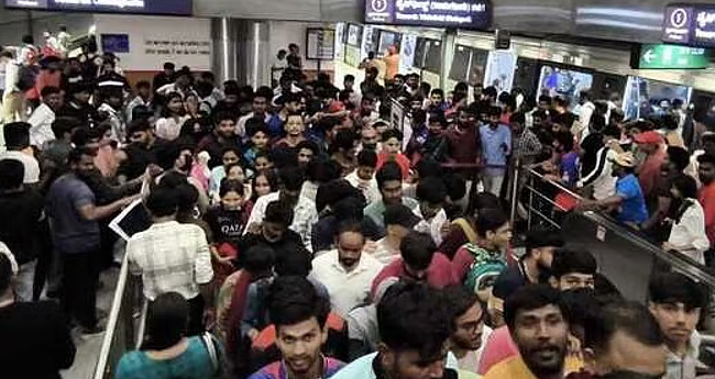 മെട്രോ സ്റ്റേഷനുകളിലും വൻ തിരക്ക്