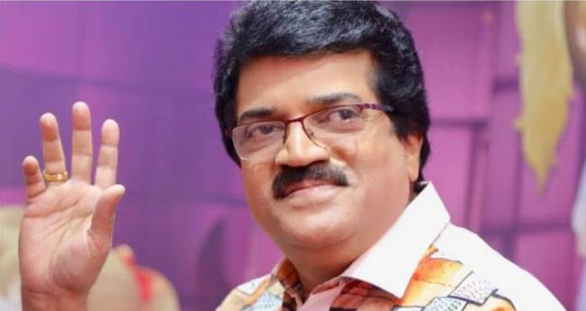 കാ​യ​ലി​ലേ​ക്ക് മാ​ലി​ന്യം വ​ലി​ച്ചെ​റി​ഞ്ഞു; എം.​ജി. ശ്രീ​കു​മാ​റി​ന് 25,000 രൂ​പ പി​ഴ