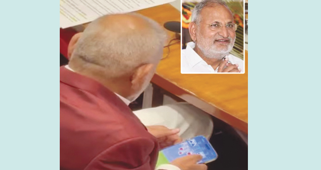 മഹാരാഷ്‌ട്ര കൃഷിമന്ത്രി നിയമസഭയിൽ   റമ്മി കളിച്ചെന്ന് ആരോപണം
