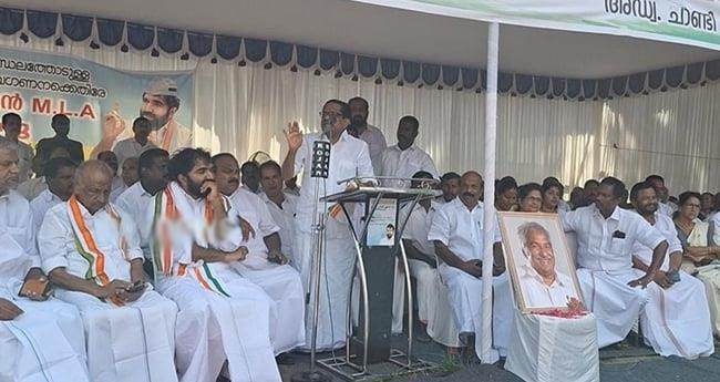 പു​തു​പ്പ​ള്ളി നി​യോ​ജ​ക​മ​ണ്ഡ​ത്തോ​ട് അ​വ​ഗ​ണ​ന; ചാ​ണ്ടി ഉ​മ്മ​ൻ ഉ​പ​വാ​സ സ​മ​രം ന​ട​ത്തി