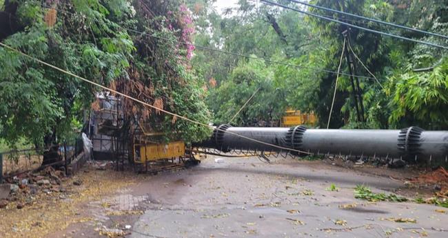 ശ​ക്ത​മാ​യ കാ​റ്റും മ​ഴ​യും; ഡ​ൽ​ഹി​യി​ൽ മൊ​ബൈ​ൽ ട​വ​ർ ത​ക​ർ​ന്നു​വീ​ണു