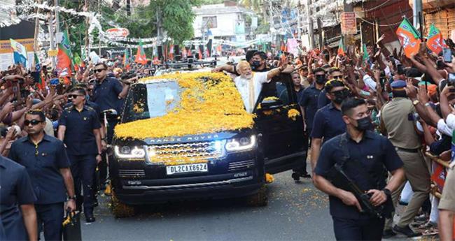 കാറിന്‍റെ തുറന്ന ഡോറിൽ തൂങ്ങി യാത്ര; പ്രധാനമന്ത്രിക്കെതിരേ പരാതി