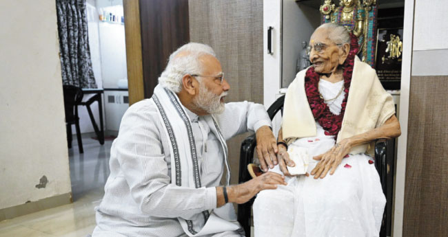 അമ്മയ്ക്കു പിറന്നാൾ  മധുരവുമായി  പ്രധാനമന്ത്രി മോദി