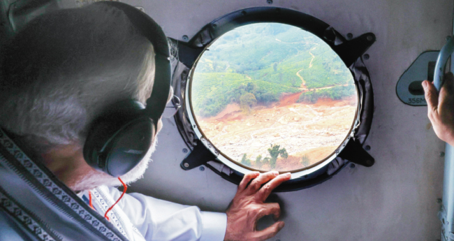ഉ​​​രു​​​ൾ പൊട്ടി ഒ​​​ഴു​​​കി​​​യ പ്ര​​​ദേ​​​ശ​​​ങ്ങ​​​ളി​​​ൽ  പ്ര​​​ധാ​​​ന​​​മ​​​ന്ത്രി​​​യു​​​ടെ വ്യോ​​​മനി​​​രീ​​​ക്ഷ​​​ണം