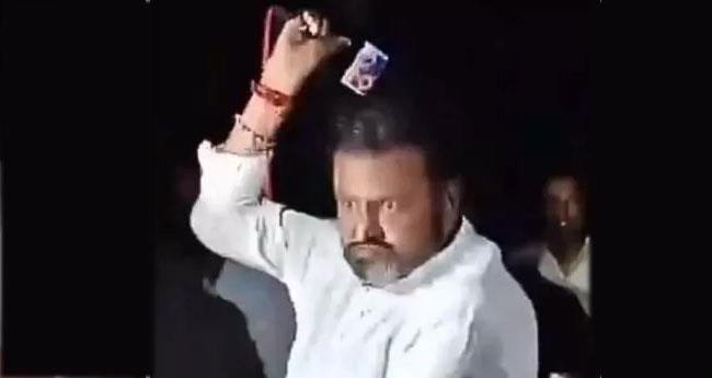 മാ​ധ്യ​മ​പ്ര​വ​ർ​ത്ത​ക​നെ മൈ​ക്കു​കൊ​ണ്ട് മ​ർ​ദ്ദി​ച്ച് ന​ട​ൻ മോ​ഹ​ൻ ബാ​ബു
