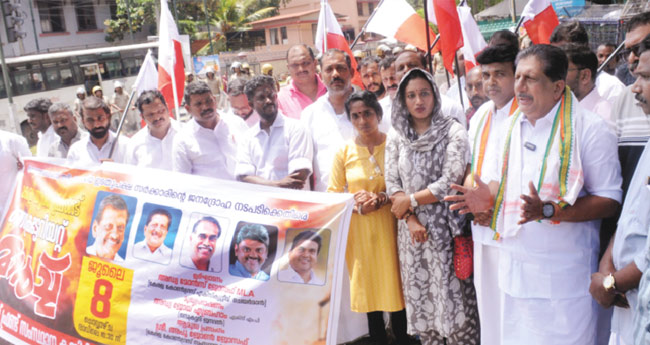 ആ​രോ​ഗ്യ​മേ​ഖ​ല​യി​ലെ ത​ക​ർ​ച്ച യൂ​ത്ത് ഫ്ര​ണ്ട് സെ​ക്ര​ട്ടേ​റി​യ​റ്റ് മാ​ർ​ച്ച് ന​ട​ത്തി