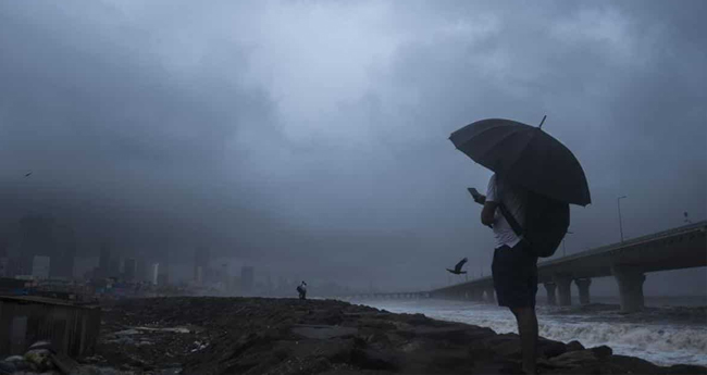 കാ​​​ല​​​വ​​​ർ​​​ഷം വീ​​​ണ്ടും സ​​​ജീ​​​വ​​​മാ​​​കു​​​ന്നു