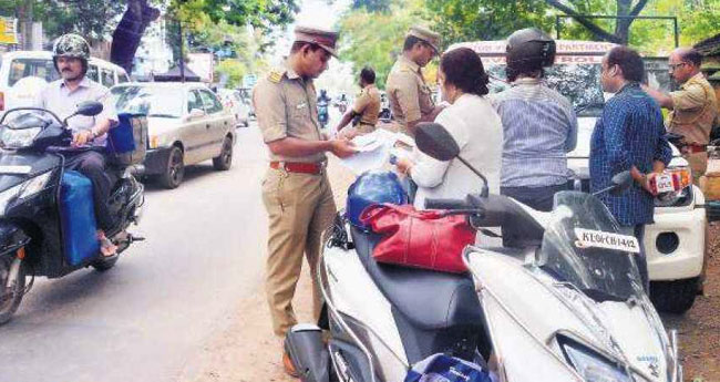 ഗ​താ​ഗ​ത നി​യ​മ​ലം​ഘ​ന പി​ഴ​ കു​റ​യ്ക്ക​ൽ: ക​ര​ട് ത​യാ​റാ​ക്കാ​ൻ  ന​ട​പ​ടി തു​ട​ങ്ങി