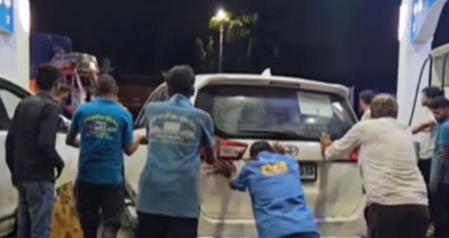 ഡീ​സ​ലി​ല്‍ വെ​ള്ളം; മ​ധ്യ​പ്ര​ദേ​ശ് മു​ഖ്യ​മ​ന്ത്രി​യു​ടെ വാ​ഹ​ന​വ്യൂ​ഹം പെ​രു​വ​ഴി​യി​ൽ