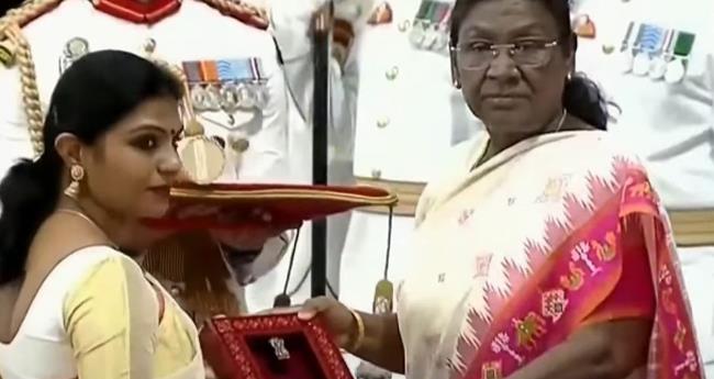 പ​ത്മ അ​വാ​ർ​ഡു​ക​ൾ വി​ത​ര​ണം ചെ​യ്തു