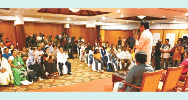 ഓ​ണാ​ഘോ​ഷ​ത്തി​നെ​ത്തി​യ വി​ദേ​ശസ​ഞ്ചാ​രി​ക​ൾ  ടൂ​റി​സം മ​ന്ത്രി​യു​മാ​യി സം​വ​ദി​ച്ചു