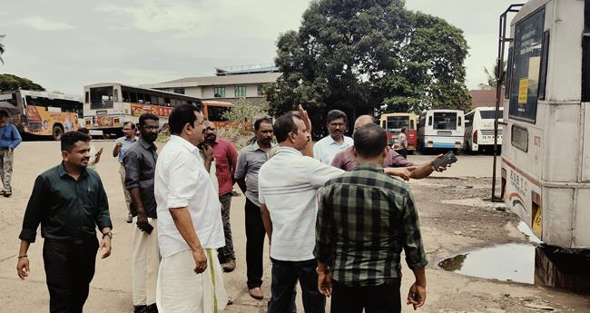 സി​പി​എം ജി​ല്ലാ നേ​തൃ​ത്വ​ത്തി​ന്‍റെ പ​ച്ച​ക്കൊ​ടി; കൊ​ല്ല​ത്ത് സ​ജീ​വ​മാ​യി മു​കേ​ഷ്