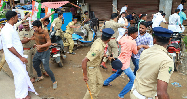 മന്ത്രി ജ​ലീ​ലി​നുനേരേ യൂ​ത്ത് കോ​ൺ.​                    പ്ര​വ​ർ​ത്തകർ കരിങ്കൊടി വീശി