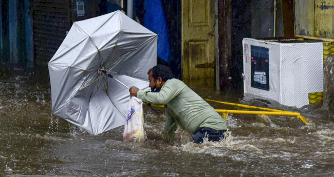 മുംബൈയിൽ കനത്ത മഴ,  വെള്ളക്കെട്ട്