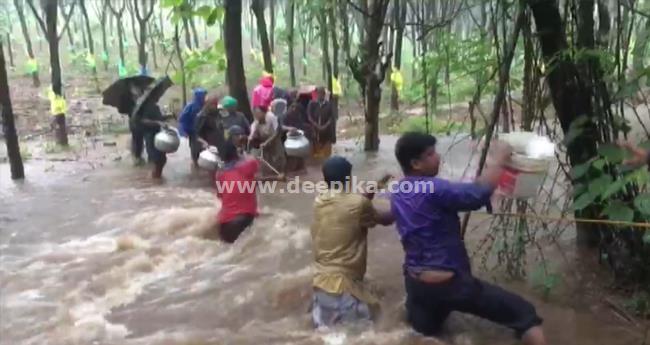 മു​ണ്ട​ക്ക​യ​ത്ത് എ​സ്റ്റേ​റ്റ് തൊ​ഴി​ലാ​ളി​ക​ൾ മ​ഴ​വെ​ള്ള​പ്പാ​ച്ചി​ൽ കു​ടു​ങ്ങി