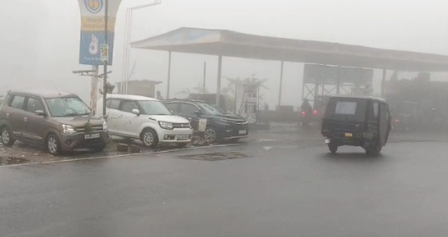 മ​ഞ്ഞ​ല​യി​ൽ മു​ങ്ങി മൂ​ന്നാ​ർ
