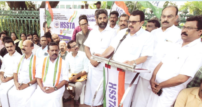 ഹ​യ​ർ ​സെ​ക്ക​ൻ​ഡ​റി പ്രി​ൻ​സി​പ്പ​ൽ നി​യ​മ​ന​ത്തി​ലെ  അ​നീ​തി അ​വ​സാ​നി​പ്പി​ക്ക​ണം: കെ. ​മു​ര​ളീ​ധ​ര​ൻ