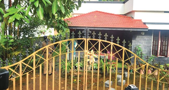 മാ​വോ​യി​സ്റ്റ് നേ​താ​വ് മു​ര​ളി ക​ണ്ണ​മ്പി​ള്ളി​യു​ടെ വീ​ട്ടി​ല്‍ എ​ന്‍​ഐ​എ റെ​യ്ഡ്