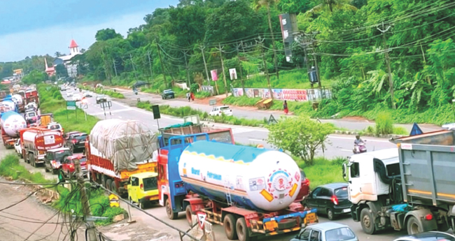 ഇ​ട​പ്പ​ള്ളി-മ​ണ്ണു​ത്തി ദേ​ശീ​യ​പാ​ത​യി​ൽ കു​രു​ക്കു മു​റു​കി; വ​ല​ഞ്ഞ് ജ​നം
