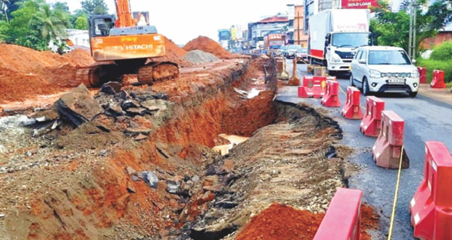 നി​ർ​മാ​ണ​പ്ര​വൃ​ത്തി​ക്കി​ടെ മു​രി​ങ്ങൂ​രി​ൽ സ​ർ​വീ​സ് റോ​ഡ് ഇ​ടി​ഞ്ഞു