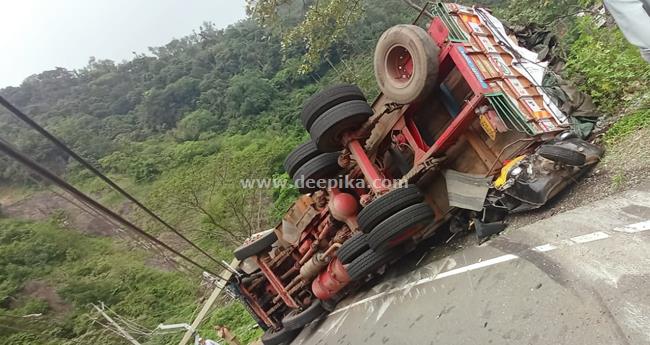 കു​ട്ടി​ക്കാ​ന​ത്ത് ച​ര​ക്ക് ലോ​റി ഓ​ട്ടോ​യ്ക്ക് മു​ക​ളി​ലേ​ക്ക് മ​റി​ഞ്ഞു; ഒ​രാ​ൾ മ​രി​ച്ചു