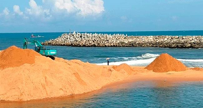 മു​ത​ല​പ്പൊ​ഴി അ​ഴി​മു​ഖം പൂ​ർ​ണ​മാ​യും മ​ണ​ൽ​മൂ​ടി