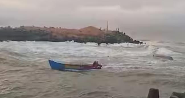 മു​ത​ല​പ്പൊ​ഴി അ​ഴി​മു​ഖ​ത്ത് മ​ത്സ്യ​ബ​ന്ധ​ന വ​ള്ളം മ​ണ​ലി​ൽ കു​ടു​ങ്ങി