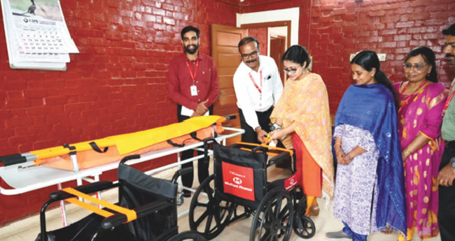 വീ​ല്‍​ചെ​യ​റു​ക​ളും  സ്‌​ട്രെ​ച്ച​റു​ക​ളും ന​ല്‍​കി മു​ത്തൂ​റ്റ് ഫി​നാ​ന്‍​സ്