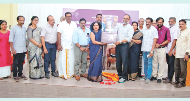 മു​ട്ട​ത്തു​വ​ർ​ക്കി​യു​ടെ സ്വ​ർ​ണപ്പ​ത​ക്കം മ​ല​യാ​ള സ​ർ​വ​ക​ലാ​ശാ​ല​യ്ക്ക് സ​മ​ർ​പ്പി​ച്ചു