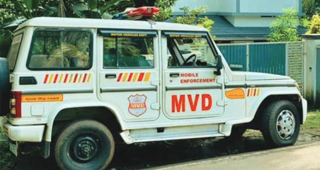 വാ​ഹ​ന​ങ്ങ​ളു​ടെ മു​ക​ളി​ൽ അ​ഭ്യാ​സ പ്ര​ക​ട​നം; മൂ​ന്നു പേ​രു​ടെ ലൈ​സ​ൻ​സ് സ​സ്പെ​ന്‍റ് ചെ​യ്തു
