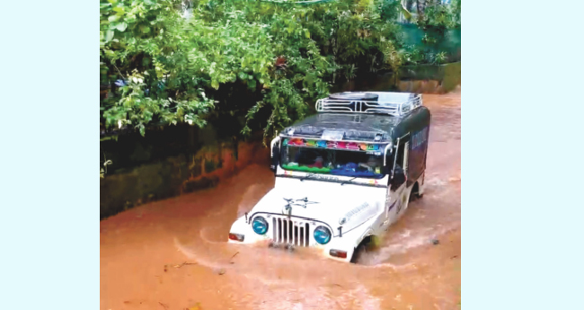 കുട്ടികളുടെ ജീവൻ പണയംവച്ച് വെള്ളക്കെട്ടിലൂടെ സ്കൂൾ വാഹനങ്ങളുടെ സാഹസികയാത്ര