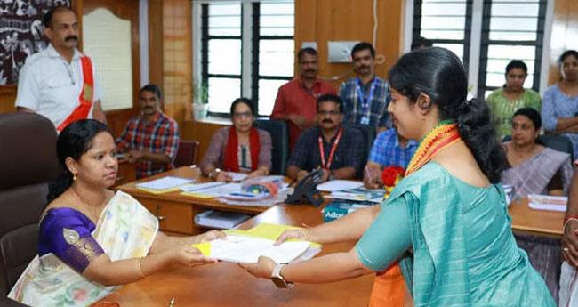 വ​യ​നാ​ട്ടി​ൽ എ​ൻ​ഡി​എ സ്ഥാ​നാ​ർ​ഥി ന​വ്യാ ഹ​രി​ദാ​സ് പ​ത്രി​ക സ​മ​ർ​പ്പി​ച്ചു