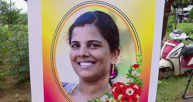 യു​വ​തി​യെ ഭ​ർ​തൃ​വീ​ട്ടി​ൽ മ​രി​ച്ച നി​ല​യി​ൽ ക​ണ്ടെ​ത്തി​യ സം​ഭ​വം; ഭ​ർ​ത്താ​വി​നെ​തി​രെ കേ​സ്
