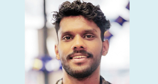 കാ​ർ വൈ​ദ്യു​ത പോ​സ്റ്റി​ലി​ടി​ച്ച്  യു​വാ​വ് മ​രി​ച്ചു