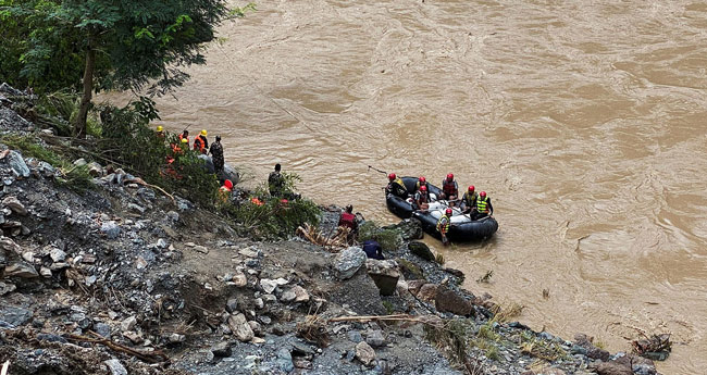 നേ​പ്പാ​ൾ ബ​സ് ദു​ര​ന്തം: അ​​ഞ്ചു മൃ​​ത​​ദേ​​ഹ​​ങ്ങ​​ൾ ക​​ണ്ടെ​​ത്തി