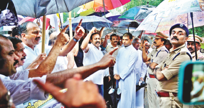 നേ​ര്യ​മം​ഗ​ലം-​വാ​ള​റ റോ​ഡ് നി​ർ​മാ​ണം: മ​ഴ​യി​ലും തി​ള​ച്ച് പ്ര​തി​ഷേ​ധം