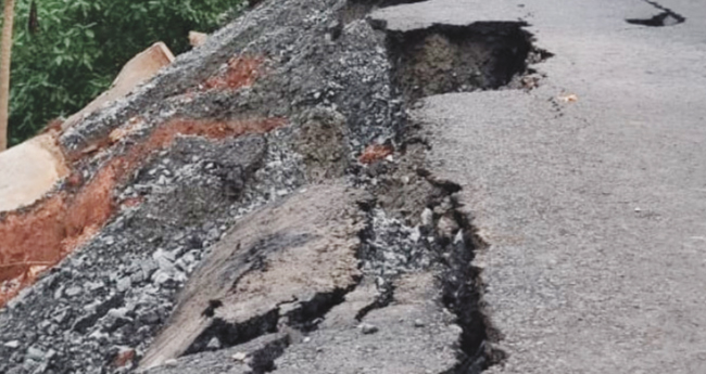 ദേ​ശീ​യ​പാ​ത​യി​ലെ വിള്ളൽ;  കേ​ന്ദ്ര​മ​ന്ത്രി ഗ​ഡ്ക​രി​യെ  മു​ഖ്യ​മ​ന്ത്രി കാ​ണും