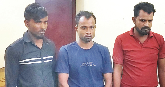 നി​ധി കി​ട്ടി​യെ​ന്നു പ​റ​ഞ്ഞ് നാ​ലു​ല​ക്ഷം ത​ട്ടി​യെ​ടു​ത്ത് പു​ഴ​യി​ൽ ചാ​ടി​യ നാ​ലം​ഗ​സം​ഘം അ​റ​സ്റ്റി​ൽ
