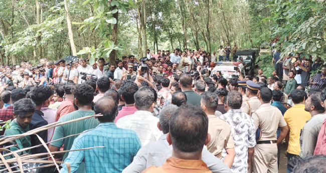 വ​​​ന്യ​​​മൃ​​​ഗ​​​ശ​​​ല്യം ത​​​ട​​​യാ​​​ൻ ന​​​ട​​​പ​​​ടി​​​യെ​​​ടു​​​ക്കാ​​​തെ വ​​​നംവ​​​കു​​​പ്പ്; പ്ര​​​തി​​​രോ​​​ധ​​​ത്തി​​​നു  വെ​​​ട്ടു​​​ക​​​ത്തി​​​യും കു​​​റു​​​വ​​​ടി​​​യും